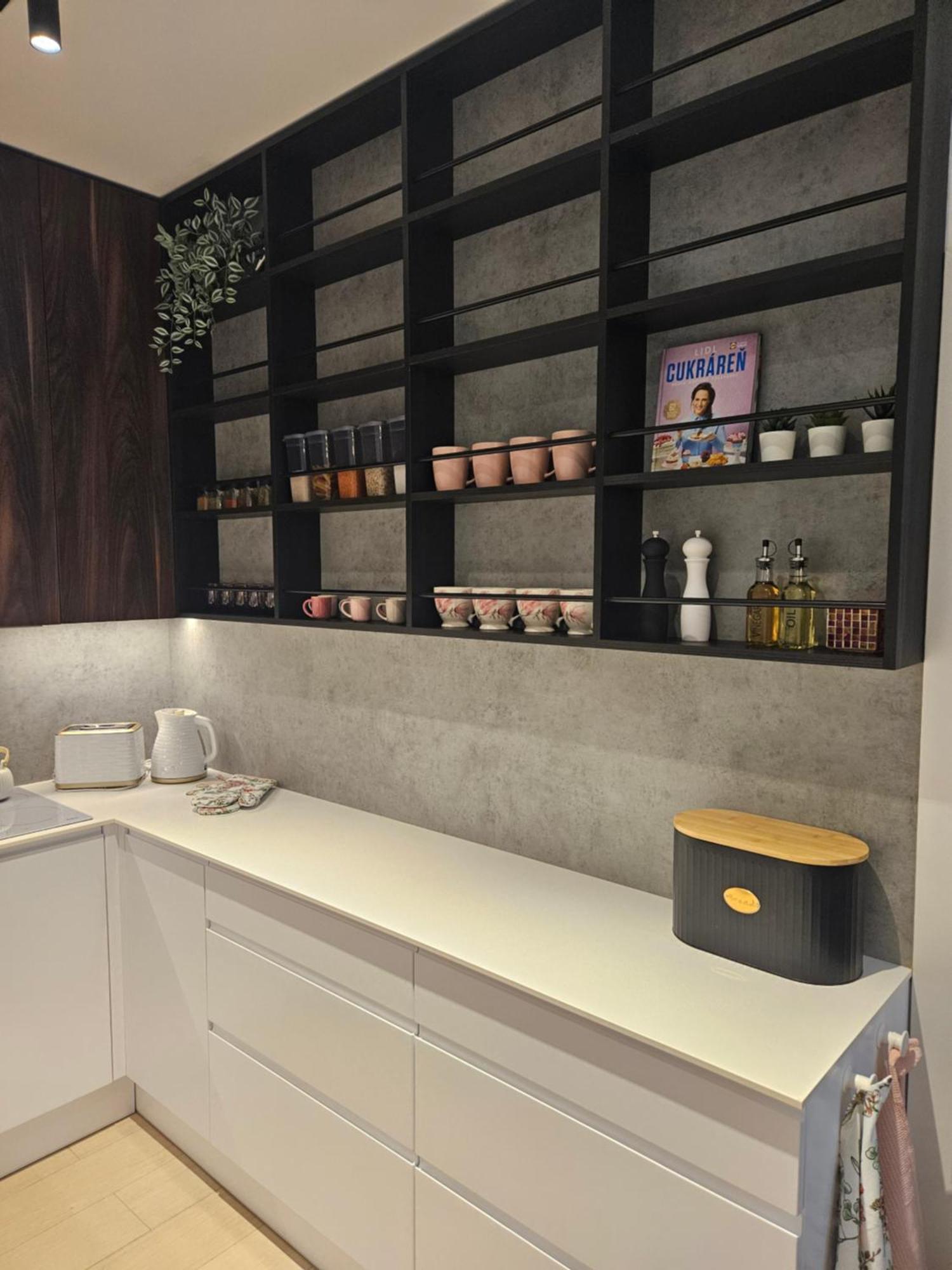 Rose Luxury Apartment & 24H Self Check-In With Private Parking Banska Bystrica Exterior photo