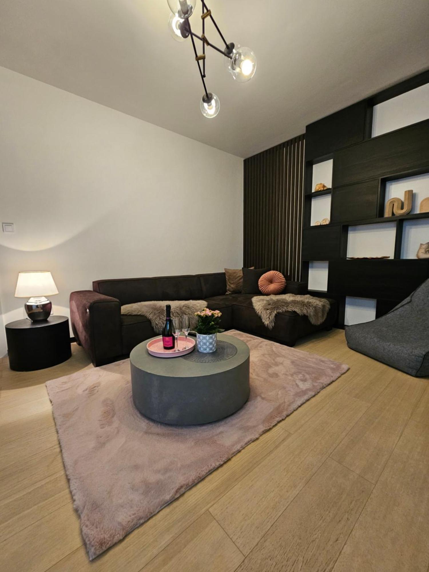Rose Luxury Apartment & 24H Self Check-In With Private Parking Banska Bystrica Exterior photo