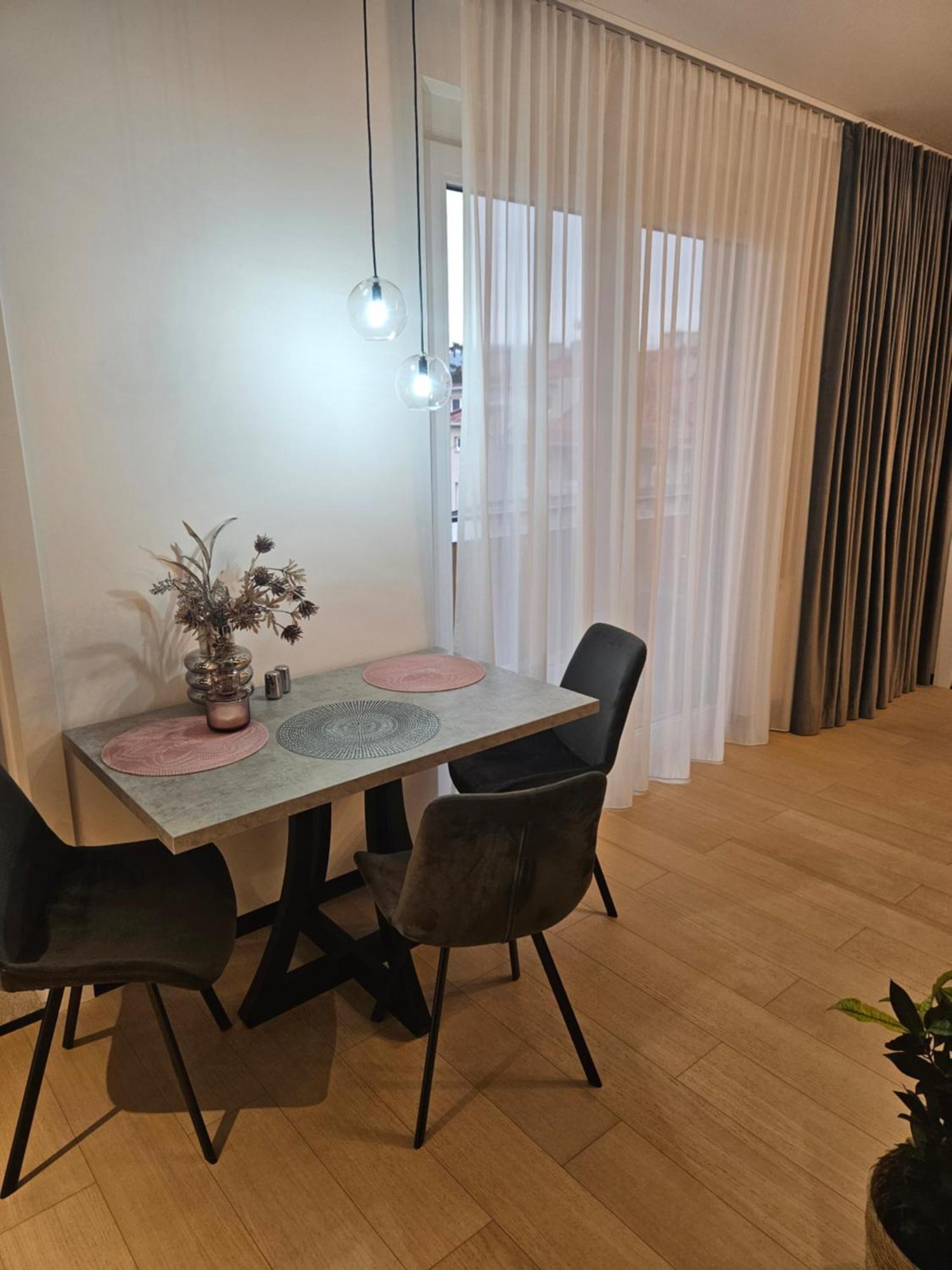 Rose Luxury Apartment & 24H Self Check-In With Private Parking Banska Bystrica Exterior photo