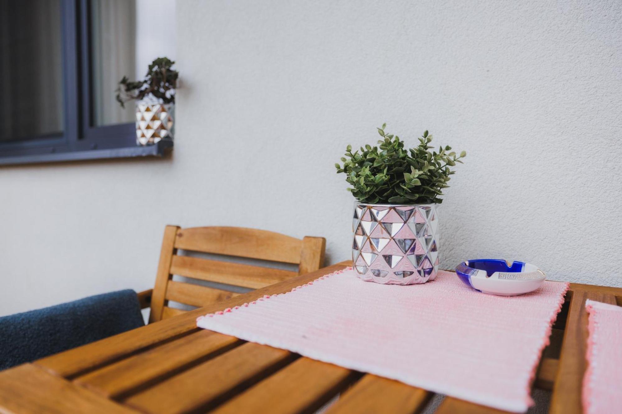Rose Luxury Apartment & 24H Self Check-In With Private Parking Banska Bystrica Exterior photo
